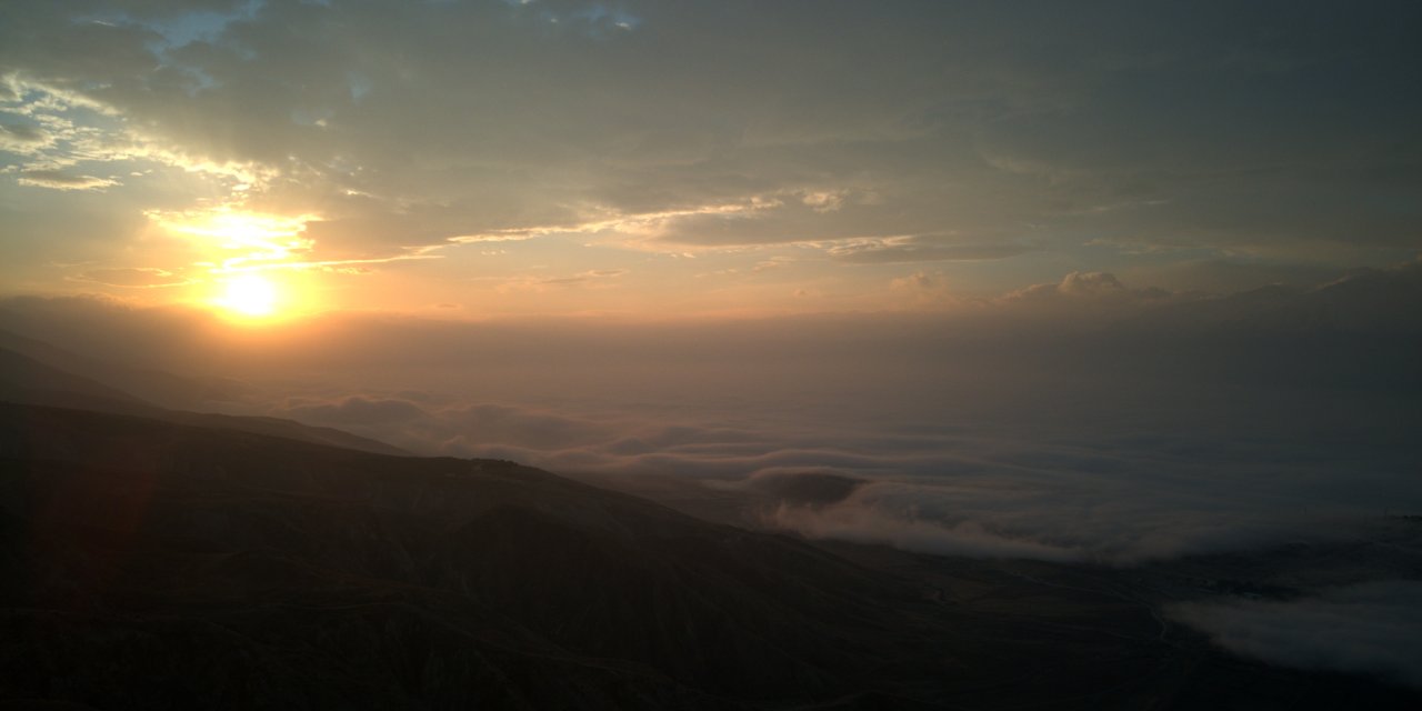 Doğanın muhteşem gösterisi: Sis dağların eteklerine vurdu