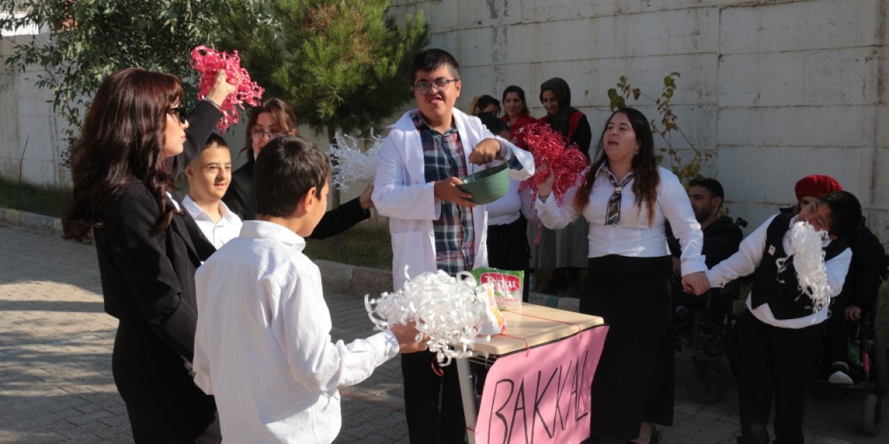 Cizre'de Özel Çocuklar Özel Gösterilerle hem coştu hem de coşturdu