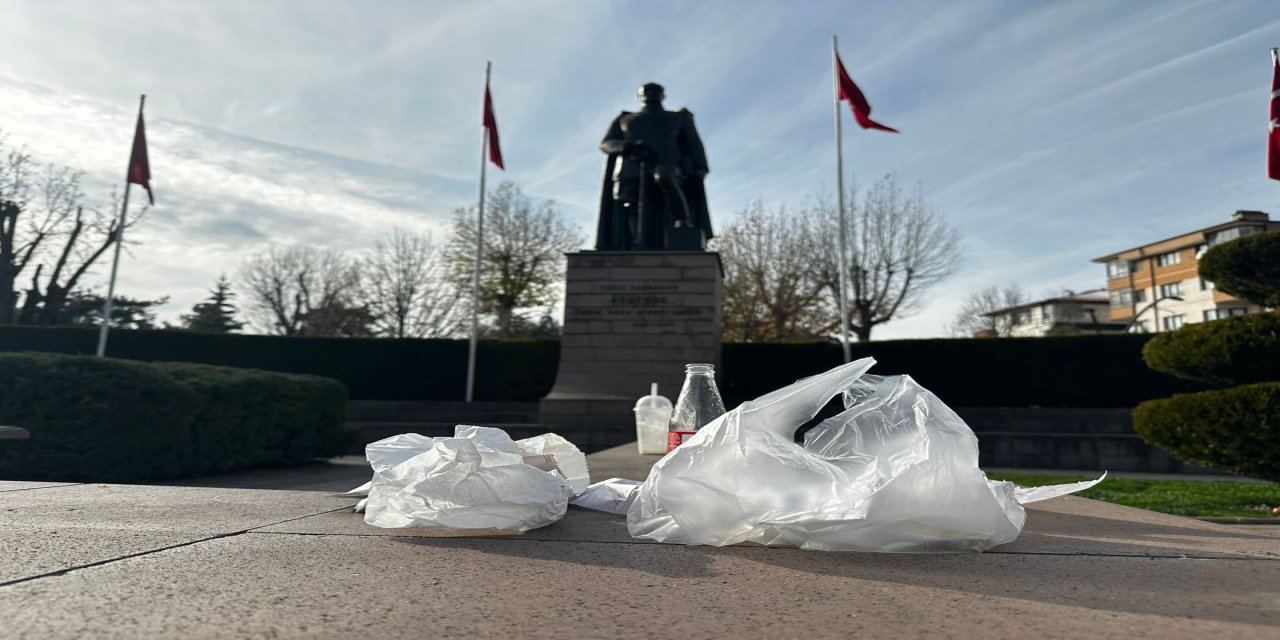Yediler içtiler, sokakta çöplerini bıraktılar
