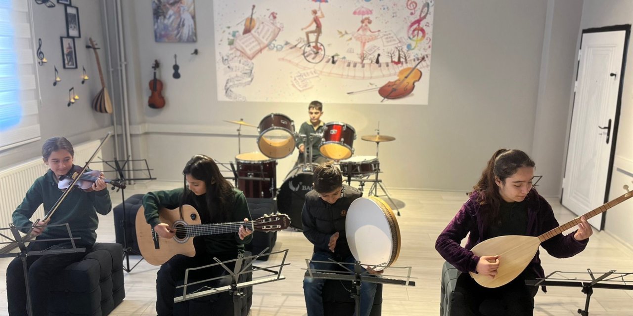 Hayatını kaybeden kocasının anısına kütüphane ve müzik atölyesi kurdu