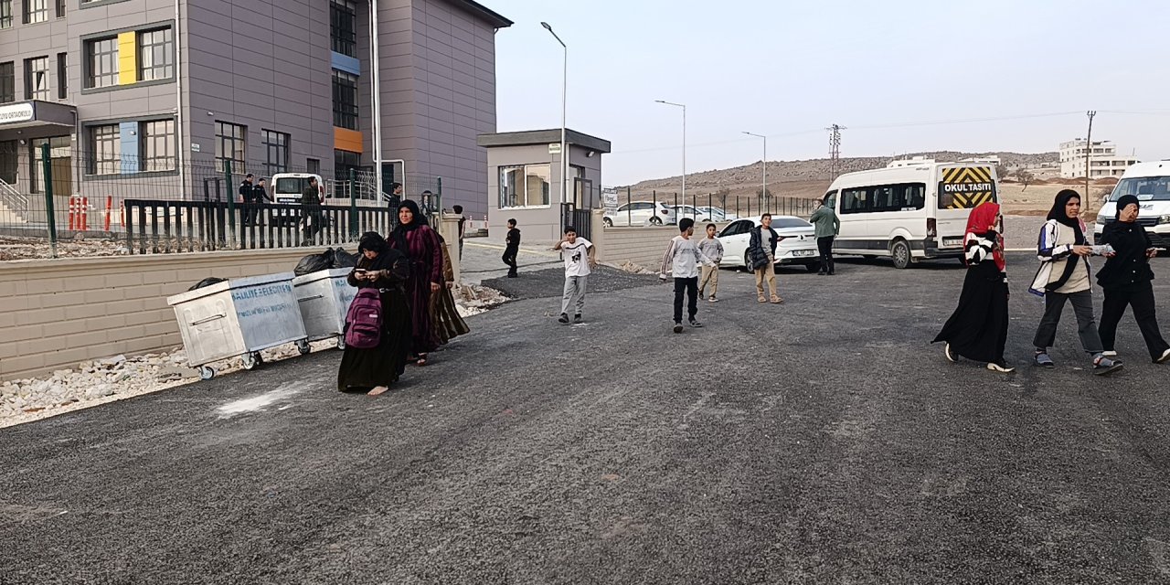 Zehirlenen 25 öğrenci hastaneye kaldırıldı