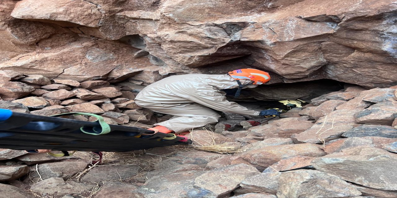 AFAD Şırnak’tan Dar Mağarada Nefes Kesen Operasyon: 7 Metre Sürünerek Cansız Beden Çıkarıldı
