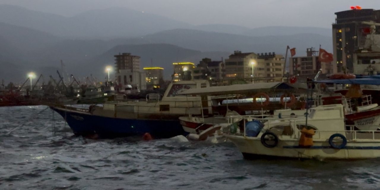 Şiddetli Fırtına Balıkçı Barınağını Vurdu: 5 Tekne ve 1 Yat Alabora Oldu