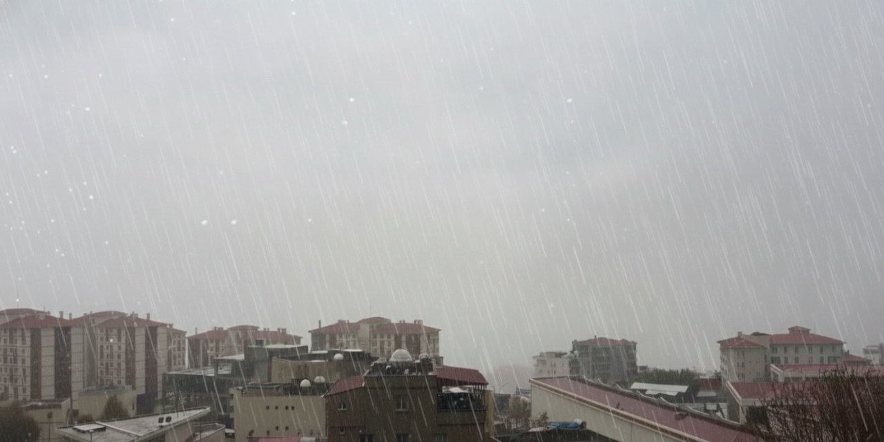 Şırnak’ta Beklenen Yağış Geldi: Kentte Mevsimler Şaştı