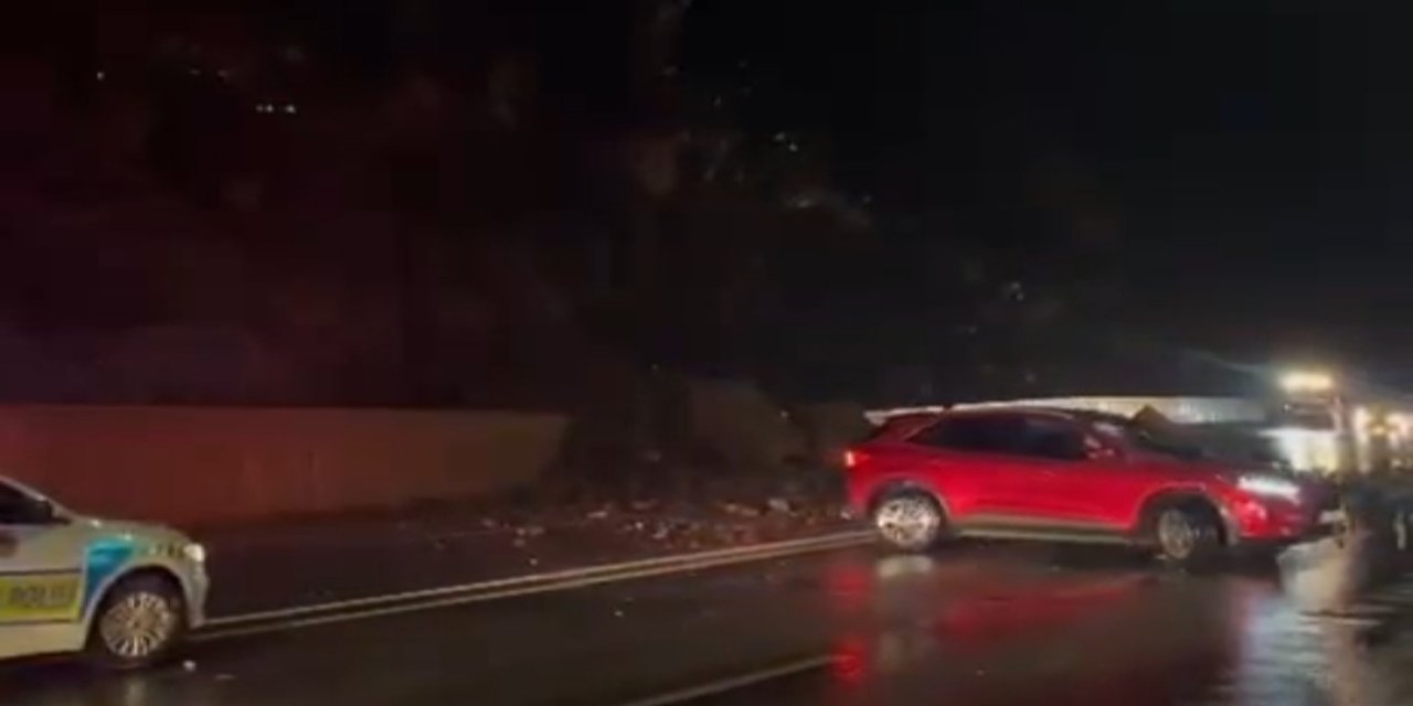 Dev Kayalar Yolu Kapattı: Hakkari-Van Karayolu Ekiplerin Çabasıyla Açıldı