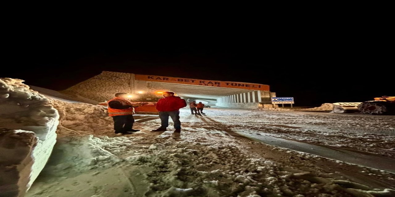3 Bin Rakımlı Karabet Geçidi'nde Yoğun Kar ve Sis Engeli: Ekipler Seferber Oldu