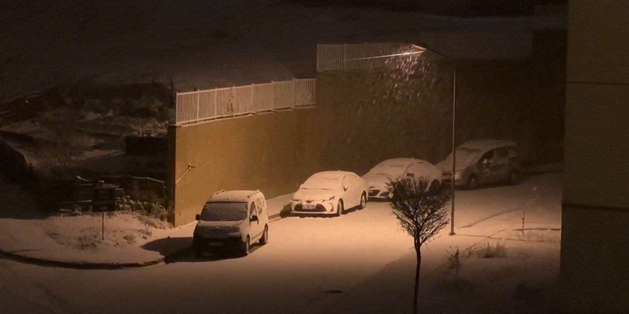 Kış yüzünü gösterdi, komşu ile lapa lapa kar yağdı