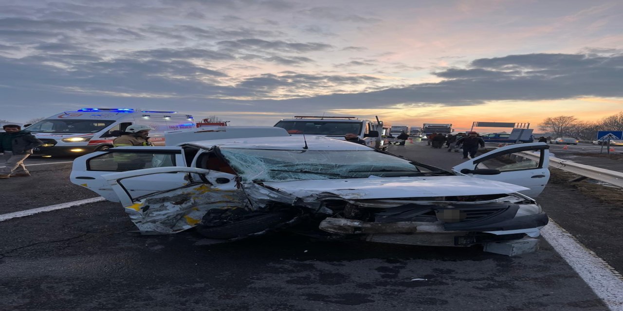 Kars'ta Trafik Kazası: İki Otomobil Çarpıştı, 3 Kişi Yaralandı