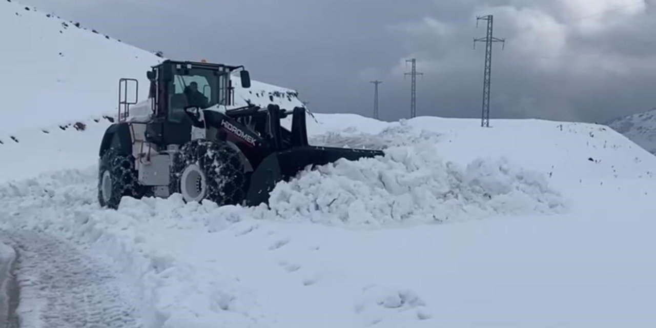 Şırnak'ta Beyaz örtü yarım metreyi geçti