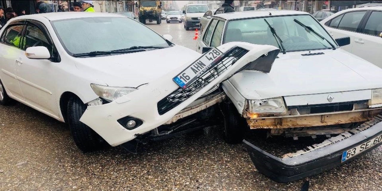 Ceylanpınar'da 2 otomobil çarpıştı