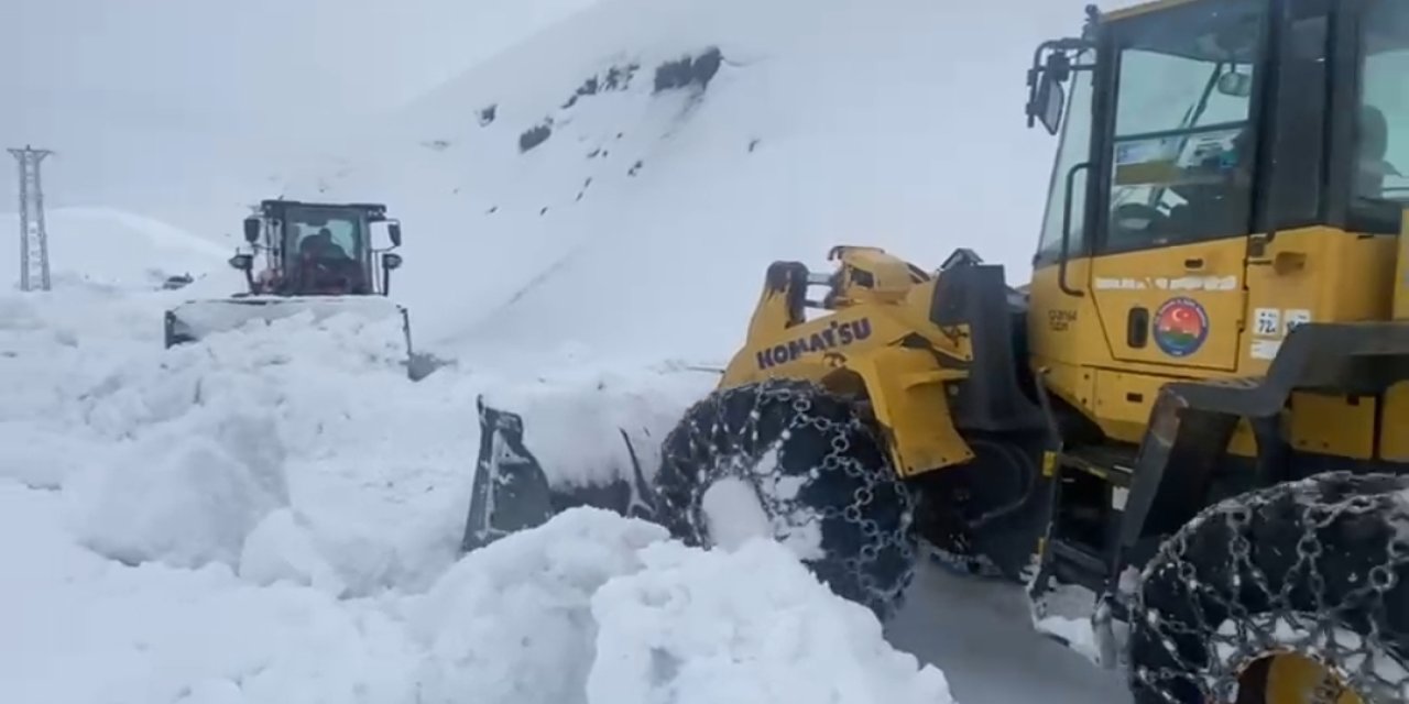 Şırnak’ta Üs Bölgesi Yolunda Yoğun Kar Mesaisi Başlatıldı