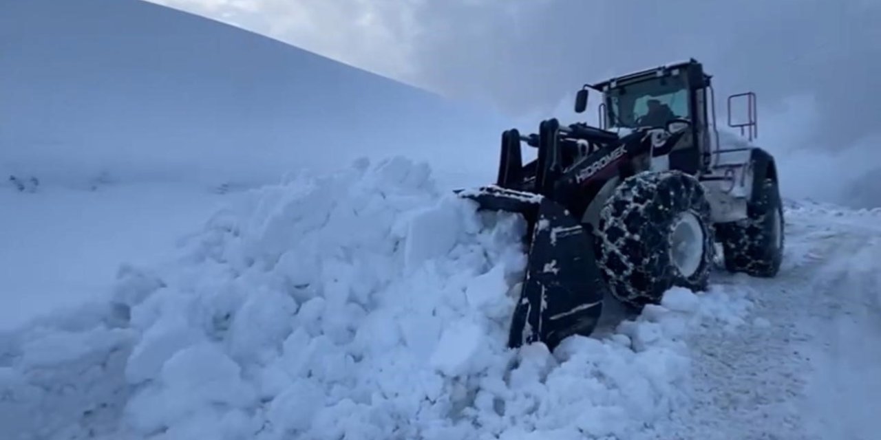 Şırnak'ta kar kaplanları yolları tek tek açmaya devam ediyor