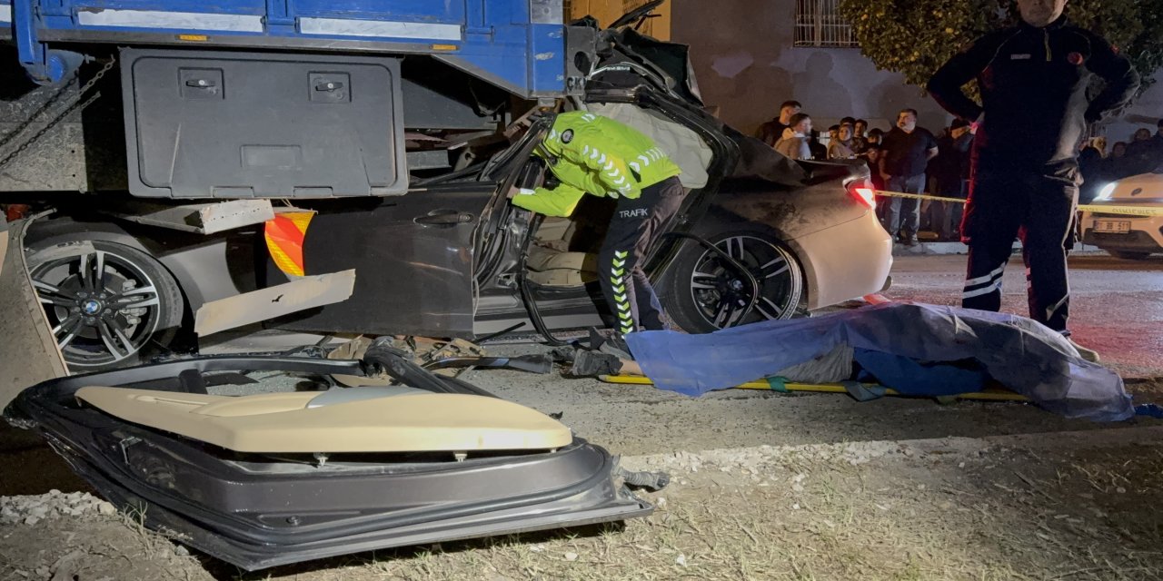 Lüks Otomobil Hurdaya Döndü: Kaza Yapan Kamyona Çarptı, 1 Ölü