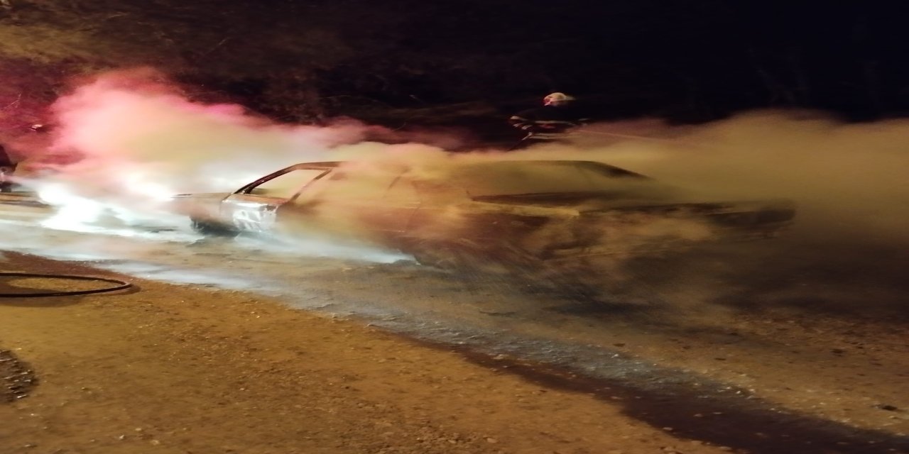 Yanan Otomobilde Sıkışan Sürücüyü Kurtaramadılar: Can Pazarı Yaşandı