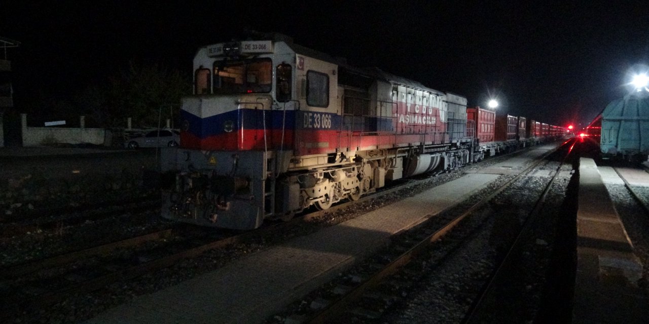 Malatya'da Hemzemin geçitte korkunç kaza: Tren otomobili biçti 5 kişi yaralandı