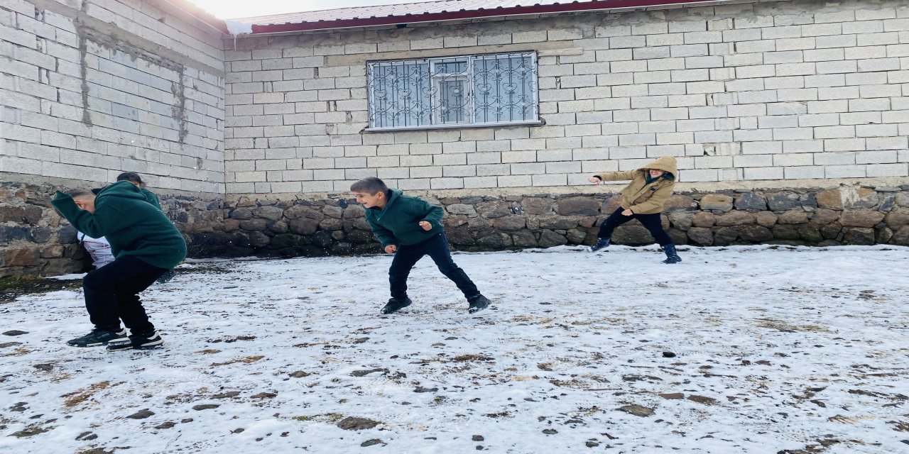 Kar Yağışıyla Çocukların Yüzü Güldü