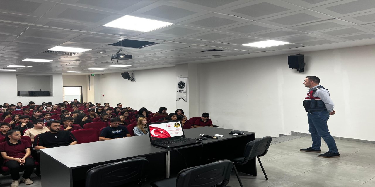 Jandarma'dan Öğrencilere Dijital Farkındalık Dersi: Siber Suçlara Karşı Uyarıldılar