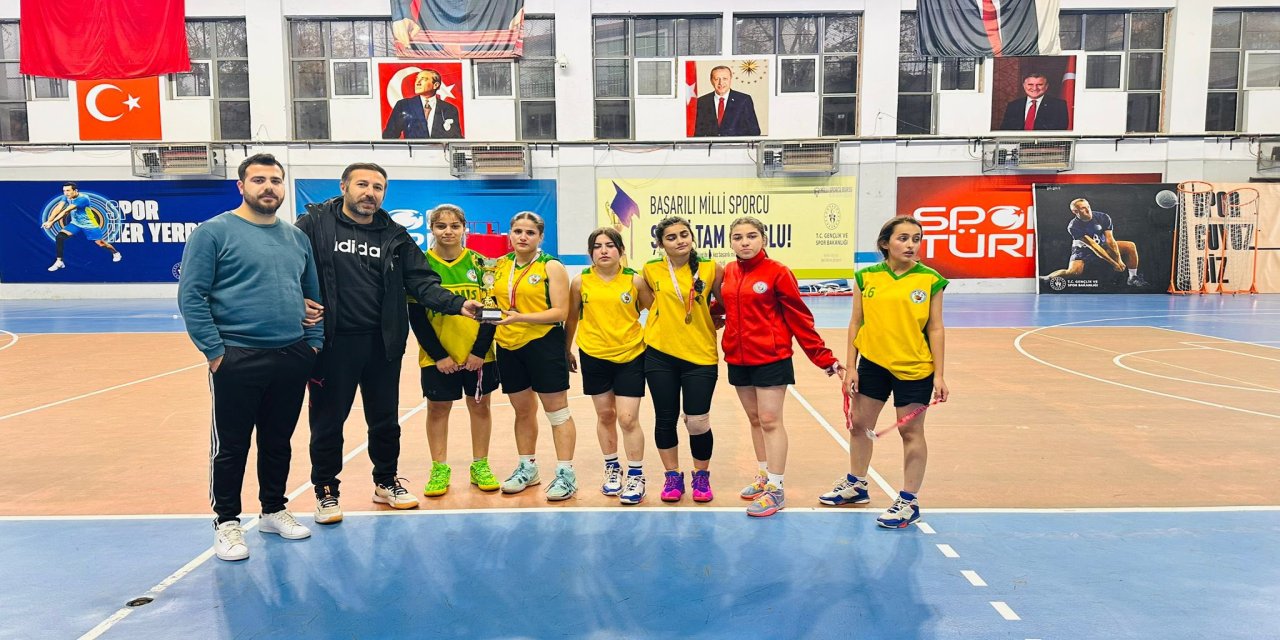 Şırnak'ta Basketbol Heyecanı Sona Erdi: Genç Kızlarda Şampiyon Belli Oldu