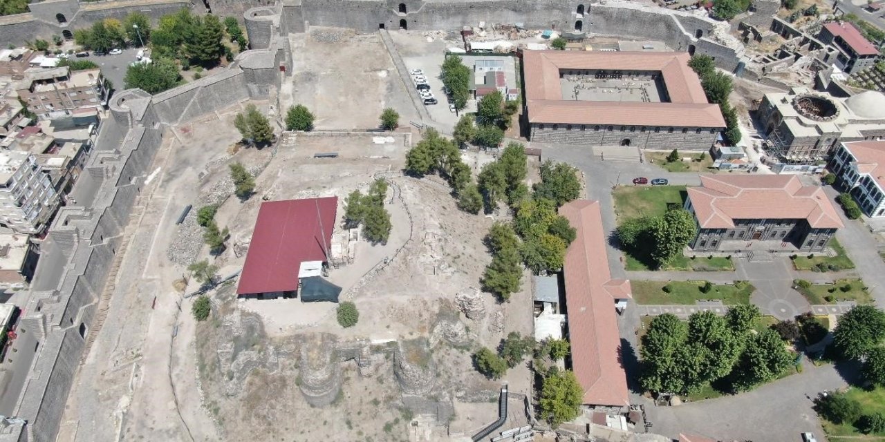 100 yıldır toprak altında olan Diyarbakır surları gün yüzüne çıkarıldı