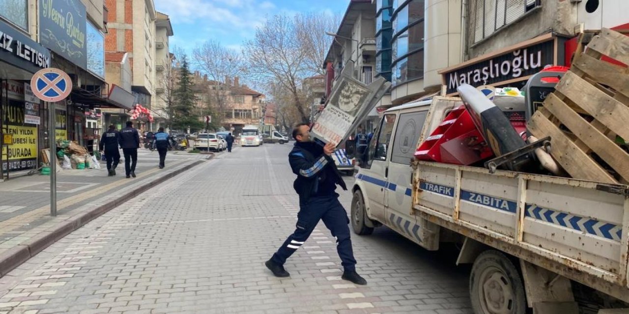 Tavşanlı'da yaya yolunu işgal eden duba ve reklam panoları toplanıyor