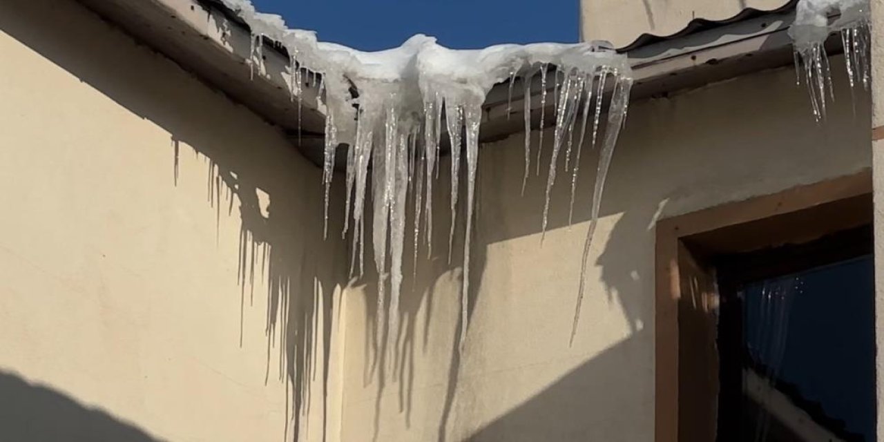 Yüksekova’da buz sarkıtları 2 metreyi geçti