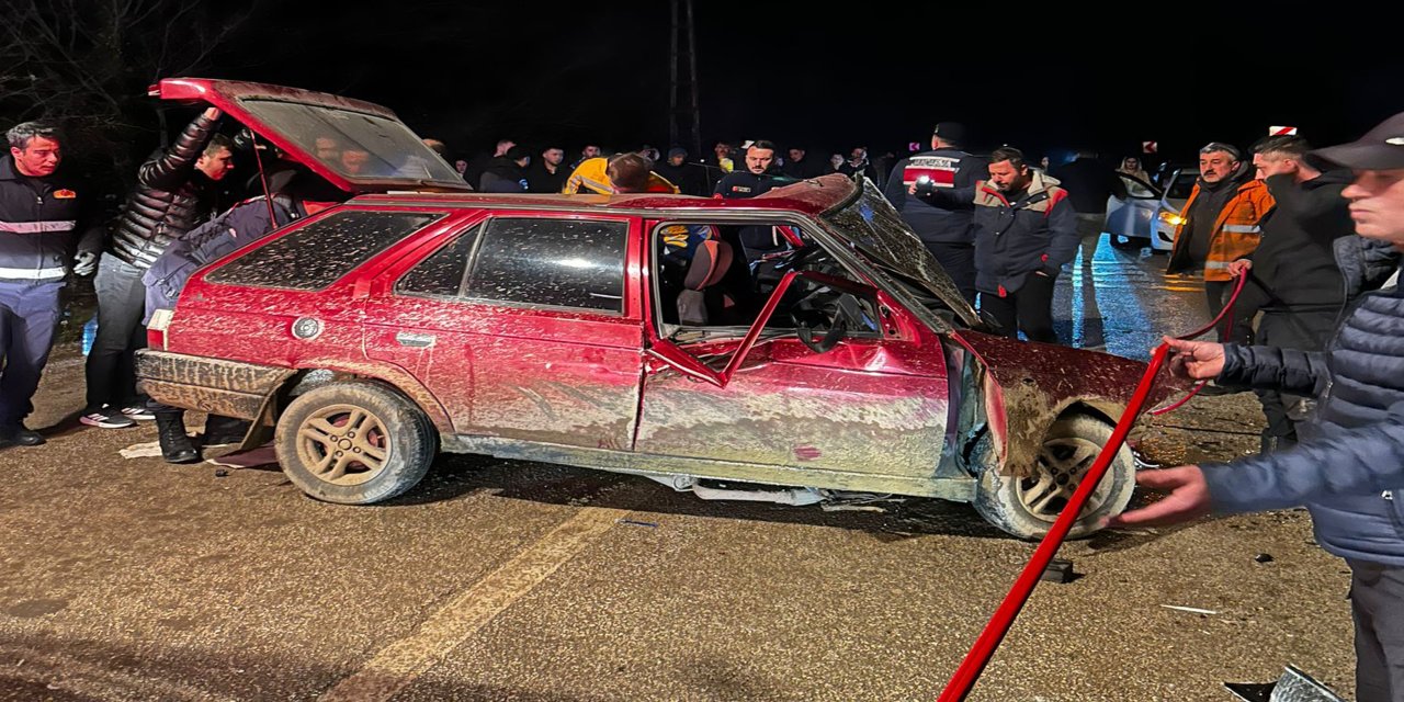 Bolu’da Abant Yolunda Feci Çarpışma: Kafa Kafaya Çarpıştılar, 6 Yaralı!