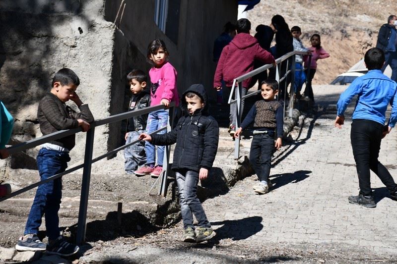 BEYTÜŞŞEBAPLI ÇOCUKLARIN TEK EĞLENCELERİ MERDİVEN KORKULUKLARI