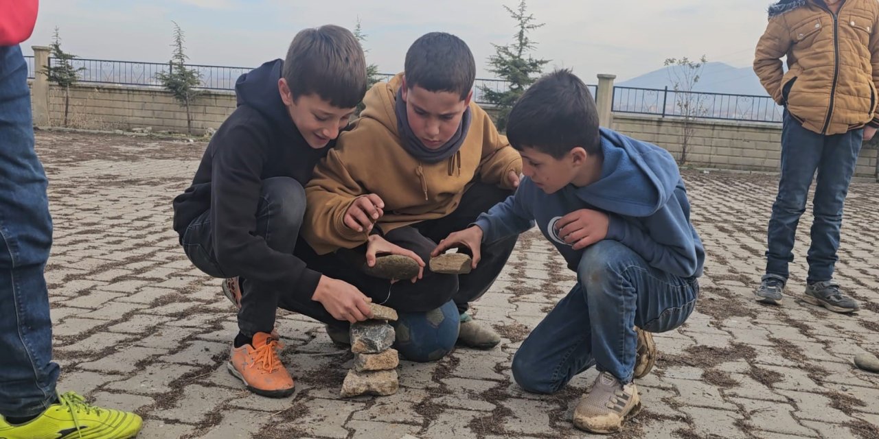 Çocuklardan Teknolojiye "Stop": Geleneksel Oyunlar Sokakları Şenlendirdi!