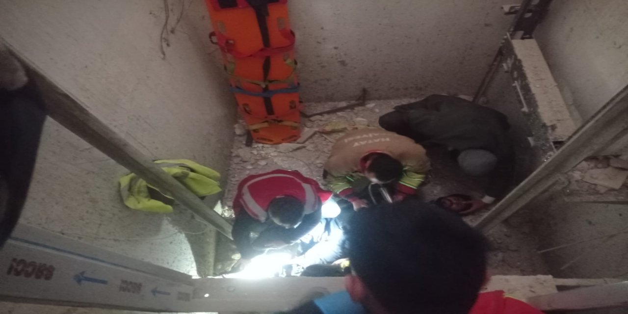 Asansör boşluğuna düşen işçi yaralandı