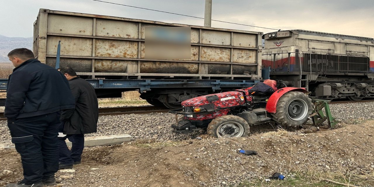 Adıyaman’da Raylarda Dehşet: Traktör Mahsur Kaldı, Yük Treni Biçti!