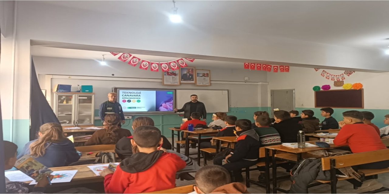 Uludere’de Teknoloji Bağımlılığına Karşı Bilinçlendirme Eğitimi Düzenlendi