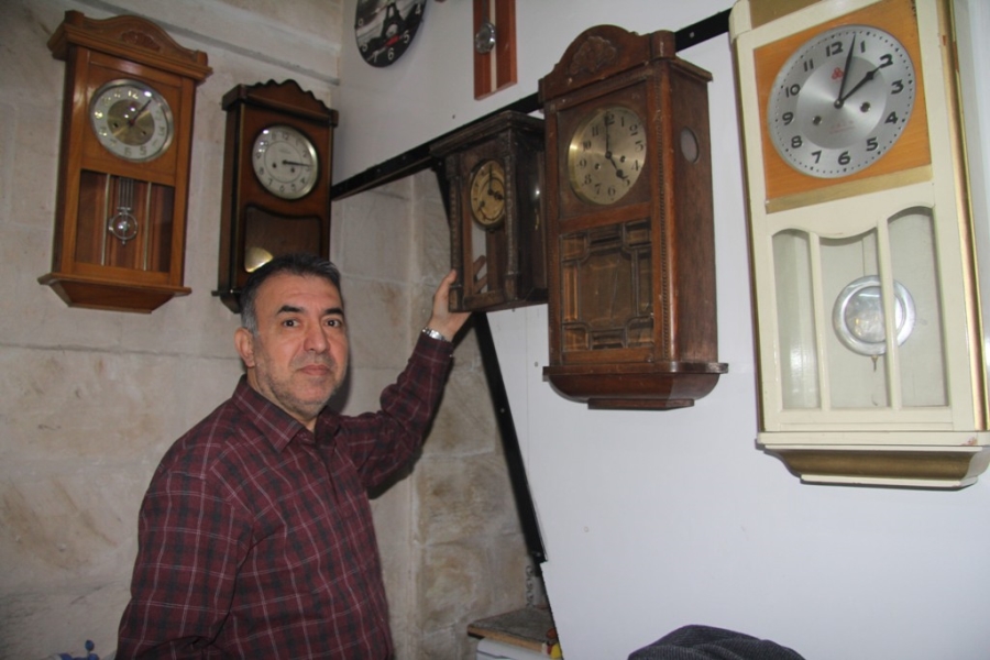 44 yıldır asırlık saatleri tamir ediyor