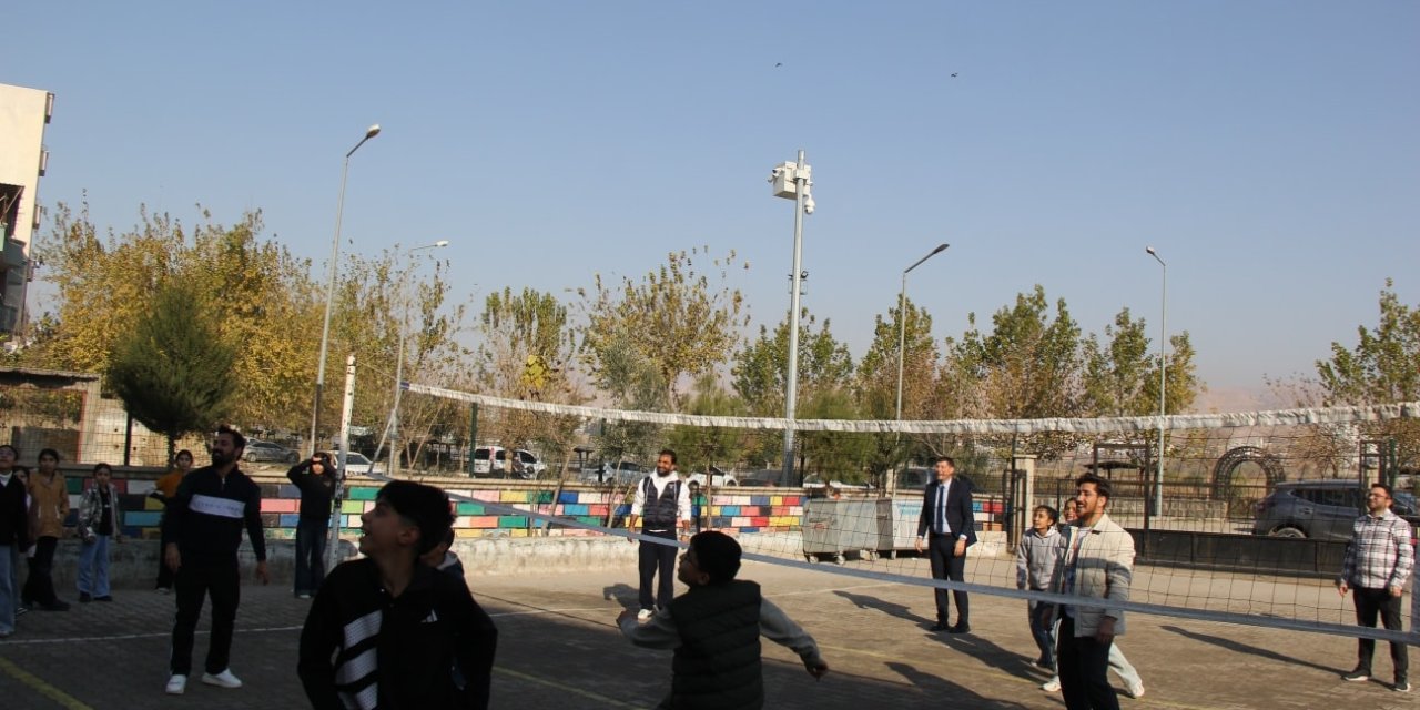 Cizre Milli Eğitim Müdürü Öğrencilerin Voleybol maçına ortak oldu, hem eğlendi hem eğlendirdi