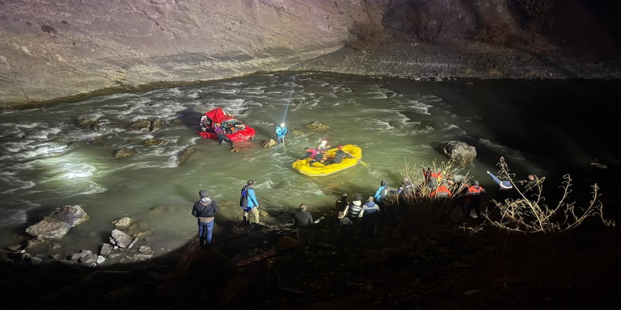 Kontrolden çıkan otomobil Zap Suyu'na uçtu: 1'i ağır yaralı