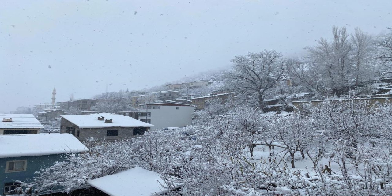 Şırnak beyaza büründü, kar kalınlığı 1 metreyi geçti
