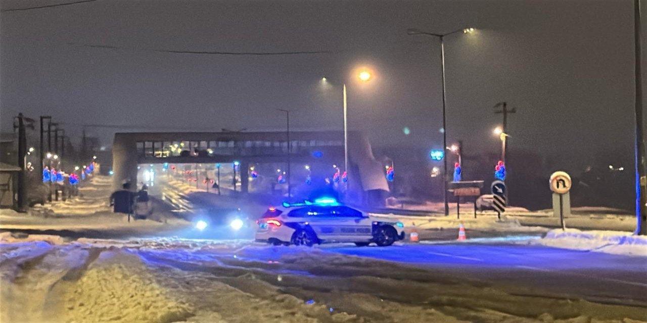 Tır Geçişine İzin Verilmiyor: Kar Küreme Mesaisi