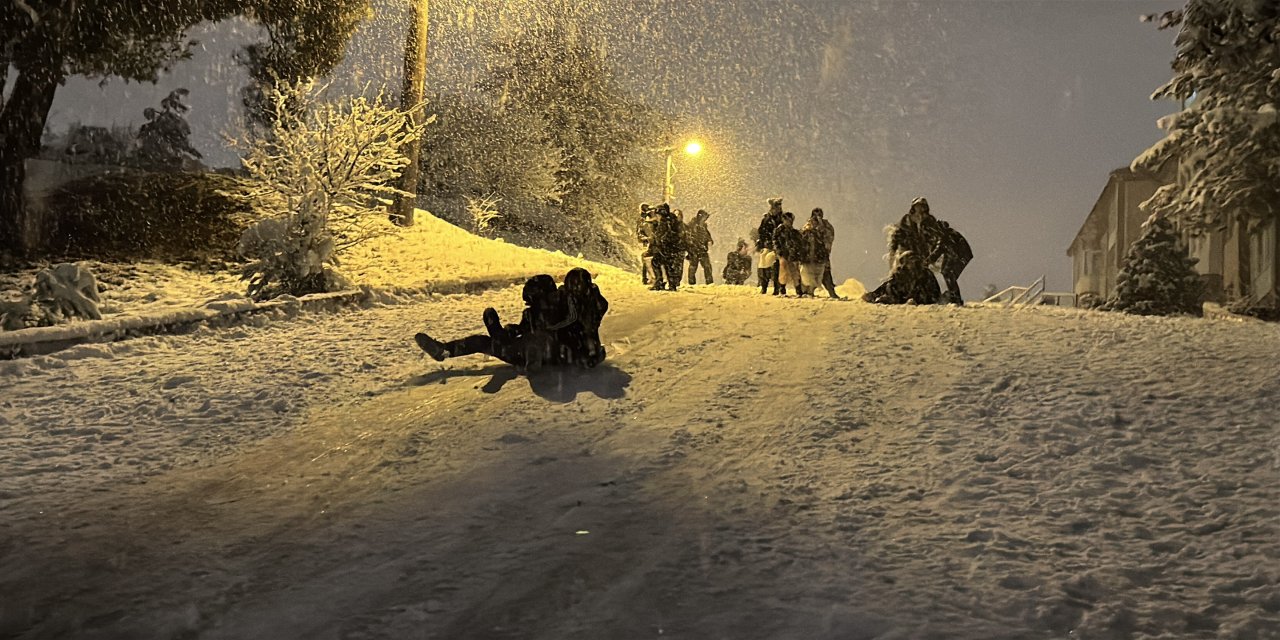Sürücüler Yolda Kaldı, Çocuklar Poşeti Kaptı!