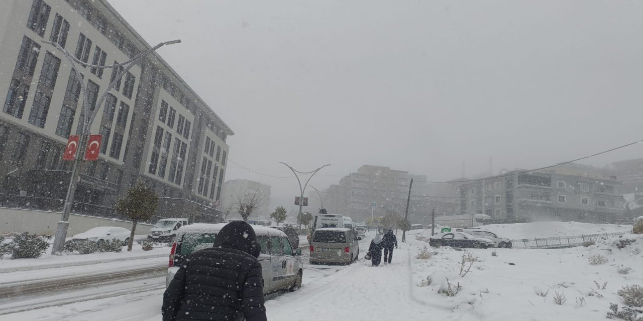 Şırnak’ta Kar ve Buzlanma Hayatı Felç Etti: Araçlar Durma Noktasına Geldi