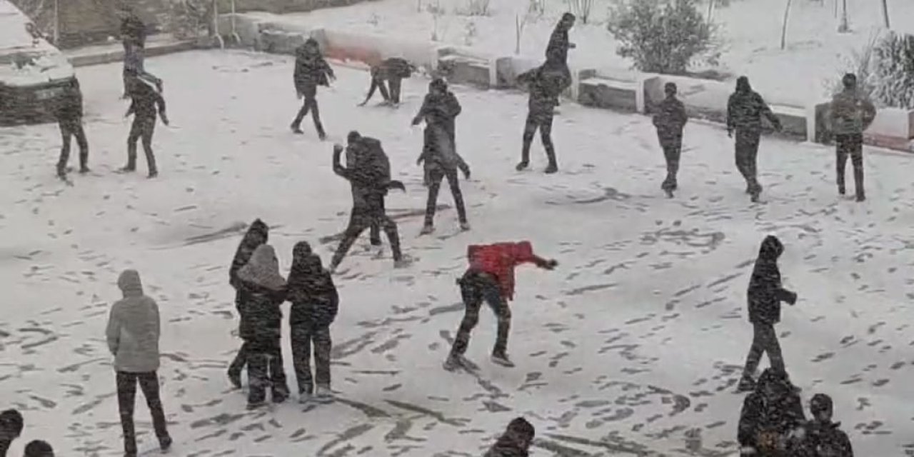 Şırnak’ta Kar Hayatı Felç Etti, Çocukların Neşesi Isıttı