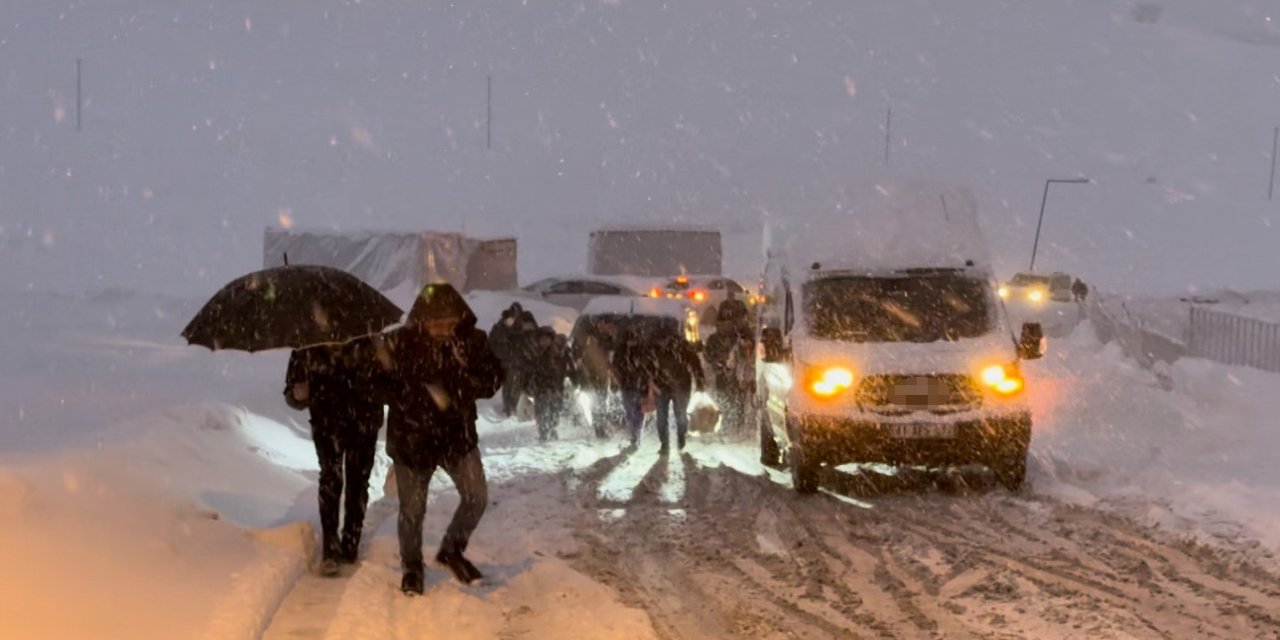 Yüksekova'da kar esareti: Tipi yolları kapattı, onlarca araç mahsur kaldı