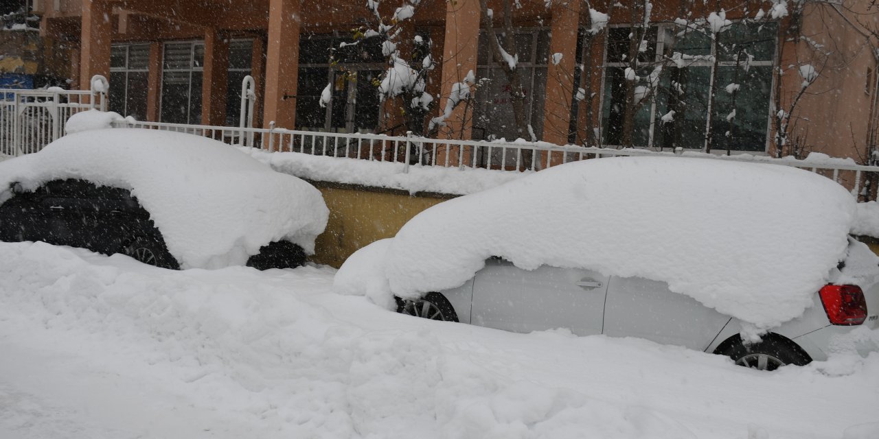 Beytüşşebap'ta araçlar kar altında kayboldu
