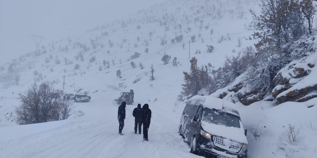 Şırnak'ta karda mahsur kalanlar için belediye ekipleri seferber oldu
