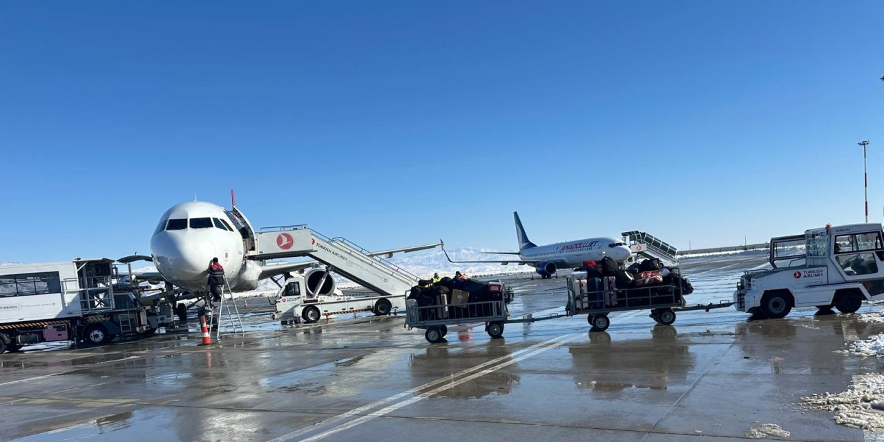 Havalimanı açıldı, uçaklar peş peşe inmeye başladı