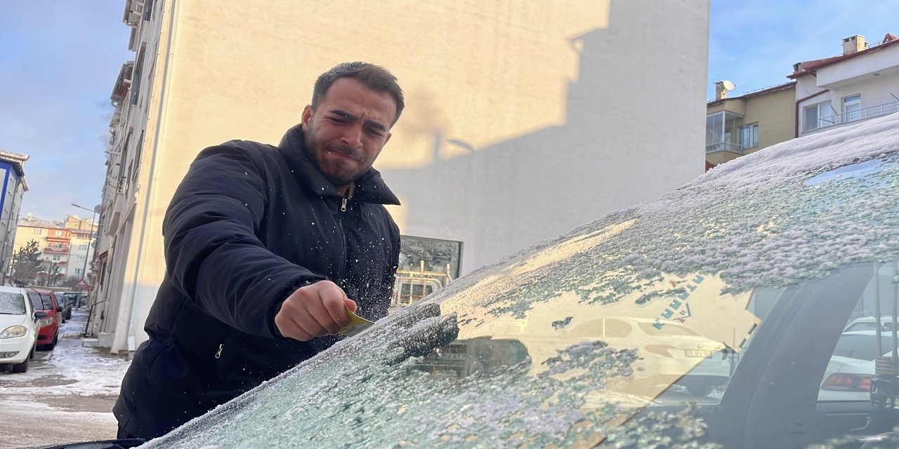Sivas Donuyor! Araç Kapıları Açılmadı, Camlar Buzla Kaplandı