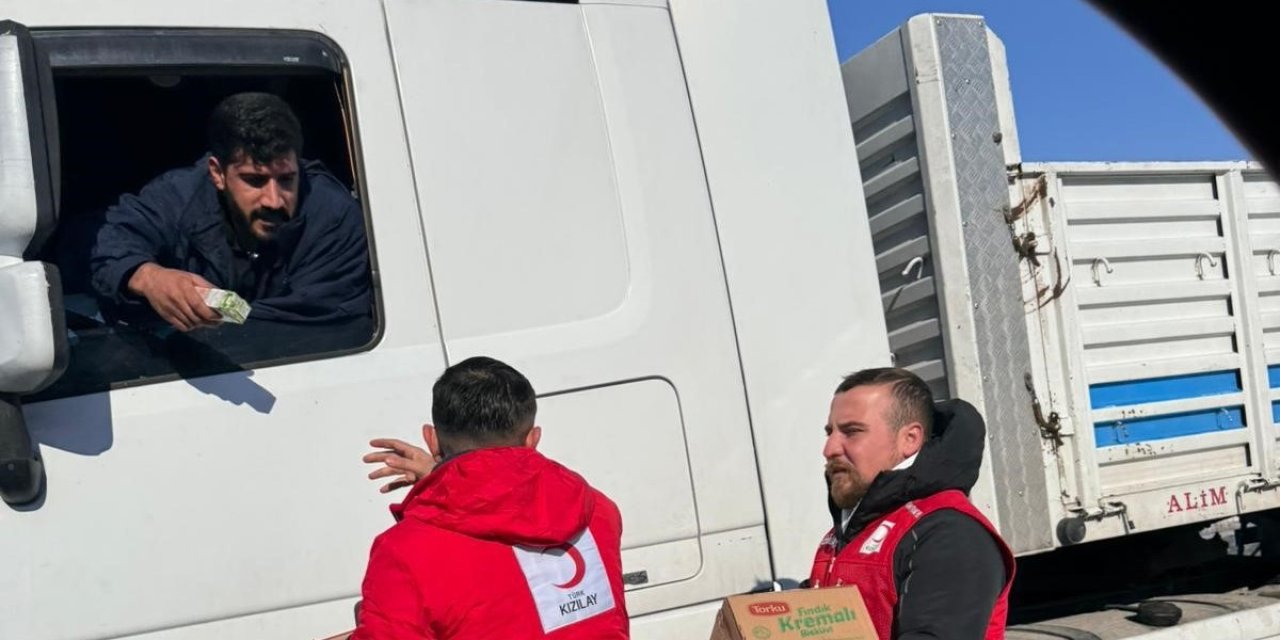 Cizre'de yolda kalan Tır Şoförlerine Kızılay'dan sıcak destek