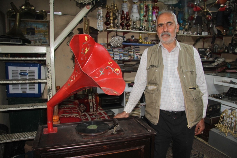 ASIRLIK GRAMAFONLAR ANTİKACILARIN DÜKKANLARINI SÜSLÜYOR
