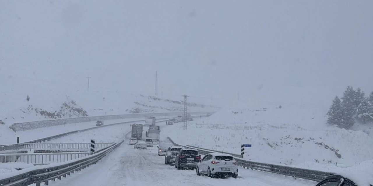 Güneydoğu’da kar esareti: Mardin ve Diyarbakır beyaza büründü, yollar kapandı
