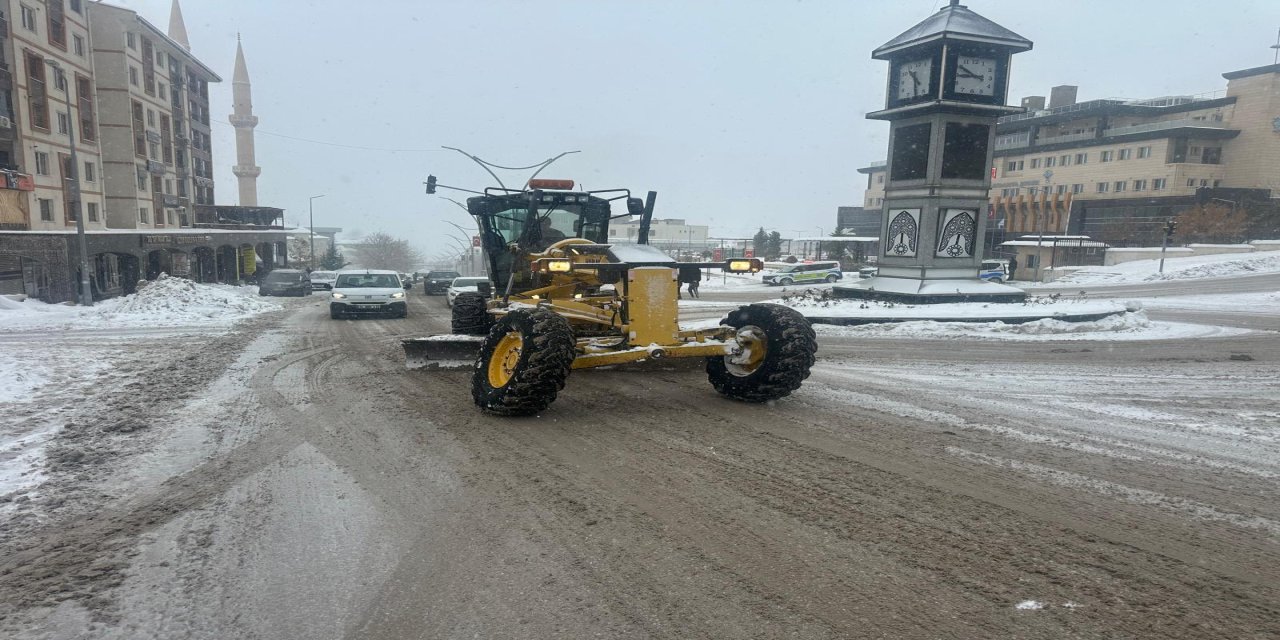 Şırnak Sokaklarında Kar Seferberliği: Ulaşımın Aksamaması İçin Yoğun Mesai