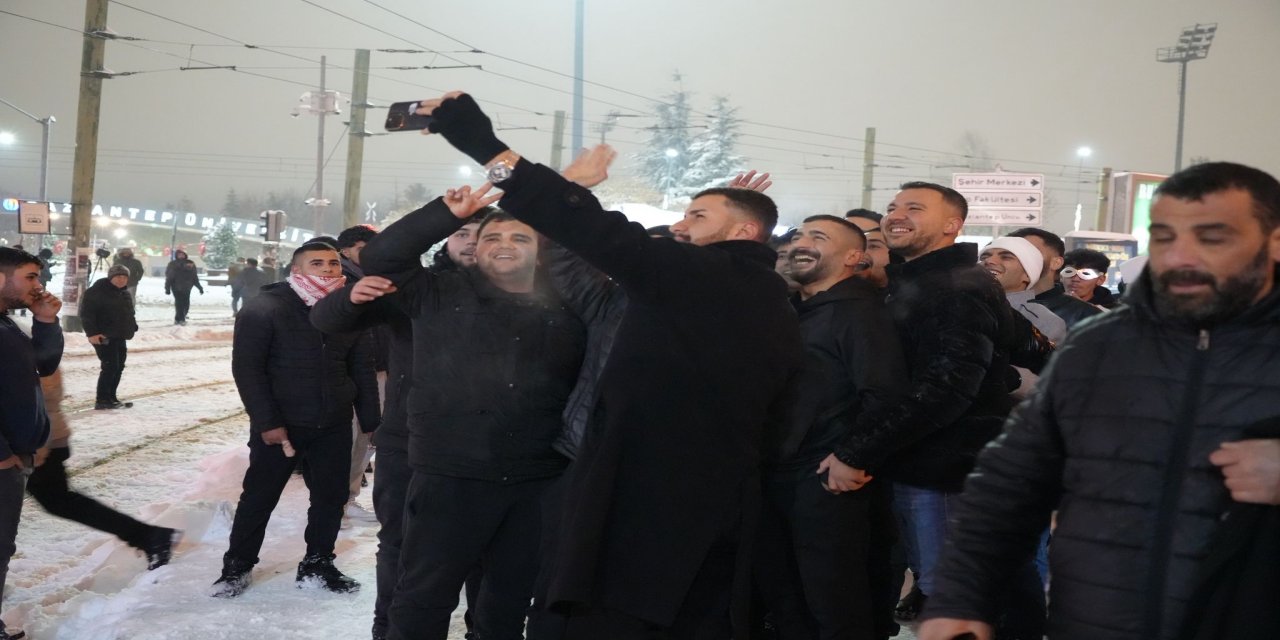 Gaziantep’te yeni yıl kar yağışı altında coşkuyla kutlandı