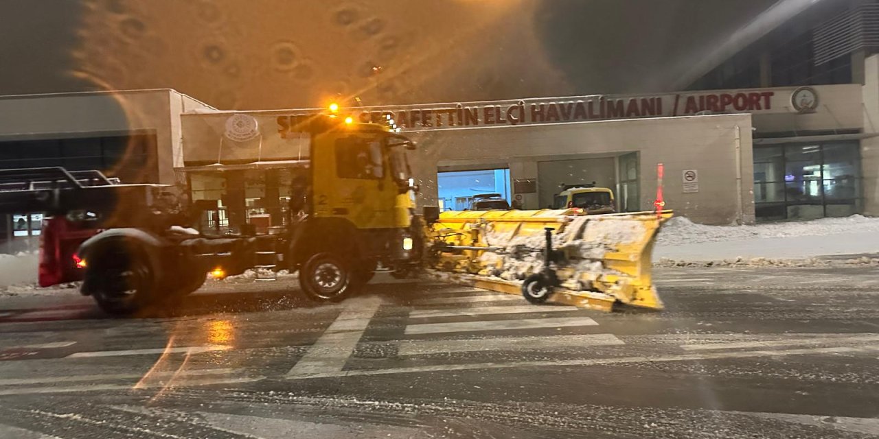 Havalimanı Ekipleri 2026’ya Kar temizleyerek girdi